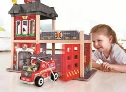 Hape - Brannstasjon I Tre -EXTRA-LEKER Butikk 84799 1 202027 h977b5791